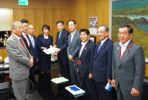 画像：高市総務大臣に要請書を手交する山田全国知事会会長
